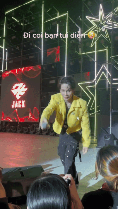 Xôn xao clip Jack đưa nhầm mic cho antifan, nói một câu khiến nam ca sĩ &quot;quê độ&quot; - Ảnh 2.