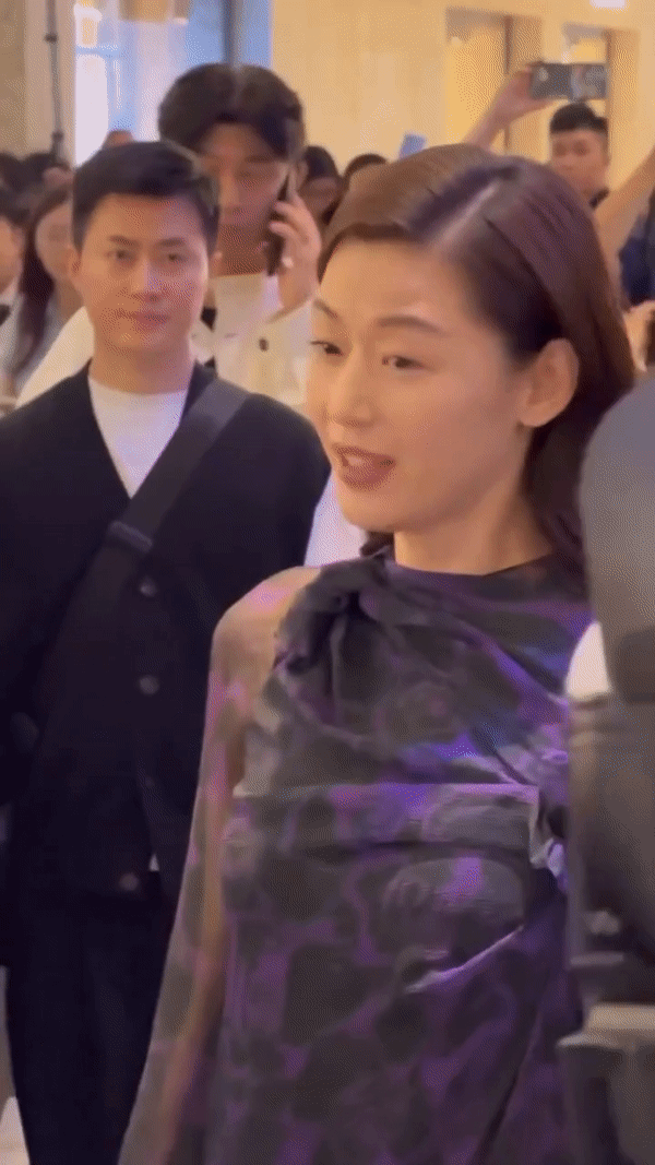 “Mợ chảnh” Jeon Ji Hyun bùng nổ visual ở tuổi U45 tại sự kiện, xem hình cận mặt và cam thường còn choáng hơn  - Ảnh 10.