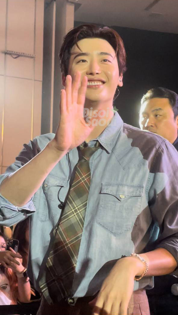 Soi cận cảnh nhan sắc Lee Jong Suk tại Việt Nam qua cam thường: Có gây &quot;sốc visual&quot; như lời đồn? - Ảnh 2.