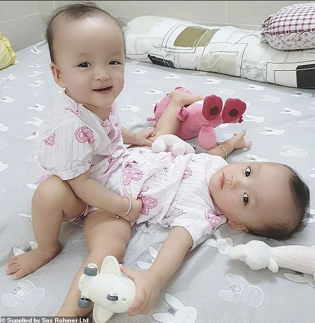 Cặp song sinh dính liền Trúc Nhi - Diệu Nhi sau hơn 3 năm tách rời: Đã học lớp Chồi, lên hình là cười toe toét - Ảnh 1.