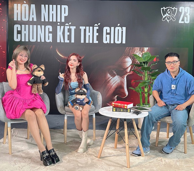 Vừa xuất hiện ở trường quay VCS, gái xinh nhanh chóng "nhập vai" nữ cơ thủ gợi cảm - Ảnh 2. Vừa xuất hiện ở trường quay VCS, gái xinh nhanh chóng "nhập vai" nữ cơ thủ gợi cảm - Ảnh 2.