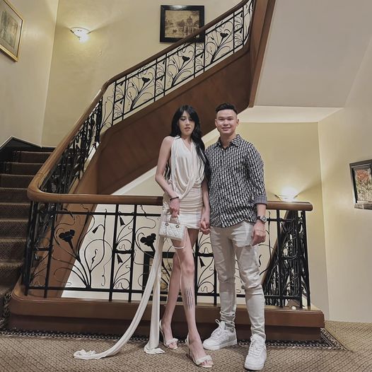 Bị fan thắc mắc về việc diện đồ &quot;lệch tông&quot;, vợ Rambo đáp trả bằng bốn chữ - Ảnh 3.
