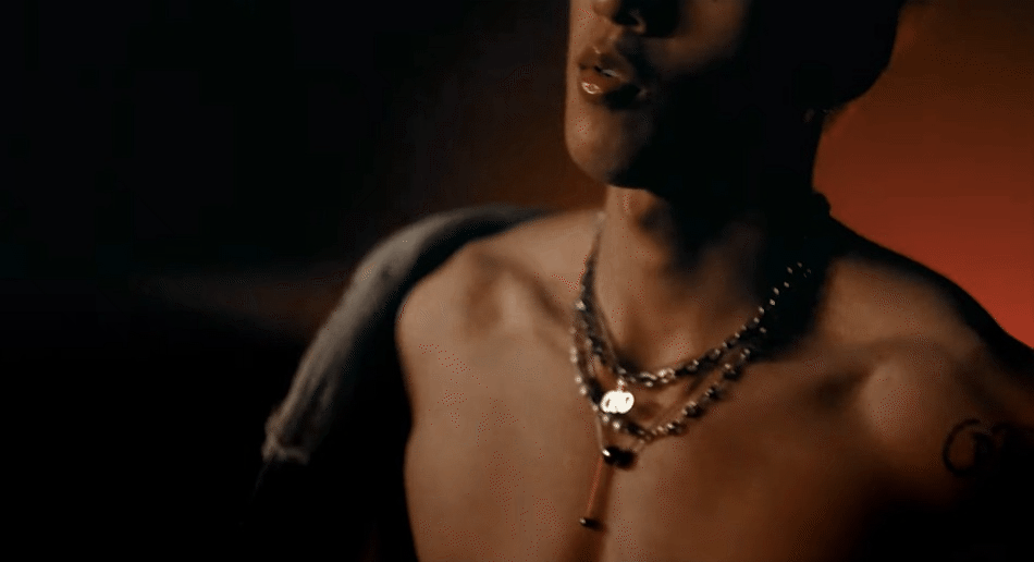 HIEUTHUHAI cởi áo khoe body khiến hội chị em “phát sốt”, thẳng thắn “diss&quot; cả Rap Việt trong MV mới  - Ảnh 4.