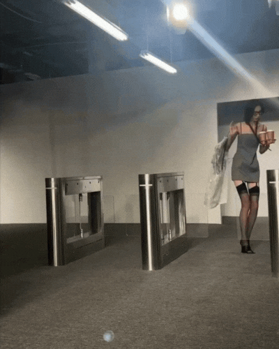 NTK yêu cầu model "chấm công" mới được catwalk, netizen thốt lên: "Ước gì đồ công sở cũng slay như vậy" - Ảnh 2. NTK yêu cầu model "chấm công" mới được catwalk, netizen thốt lên: "Ước gì đồ công sở cũng slay như vậy" - Ảnh 2.