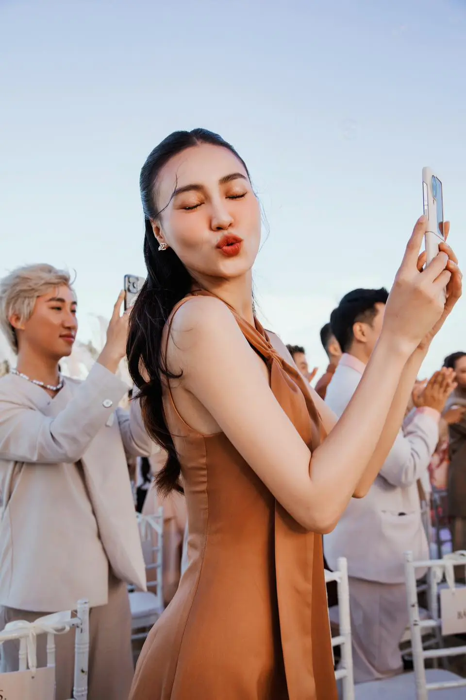 Học sao Việt cách chọn đồ local brand rẻ đẹp đi dự đám cưới- Ảnh 1. Học sao Việt cách chọn đồ local brand rẻ đẹp đi dự đám cưới- Ảnh 1.