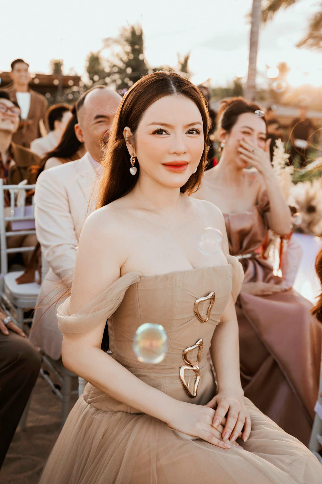 Học sao Việt cách chọn đồ local brand rẻ đẹp đi dự đám cưới- Ảnh 4. Học sao Việt cách chọn đồ local brand rẻ đẹp đi dự đám cưới- Ảnh 4.