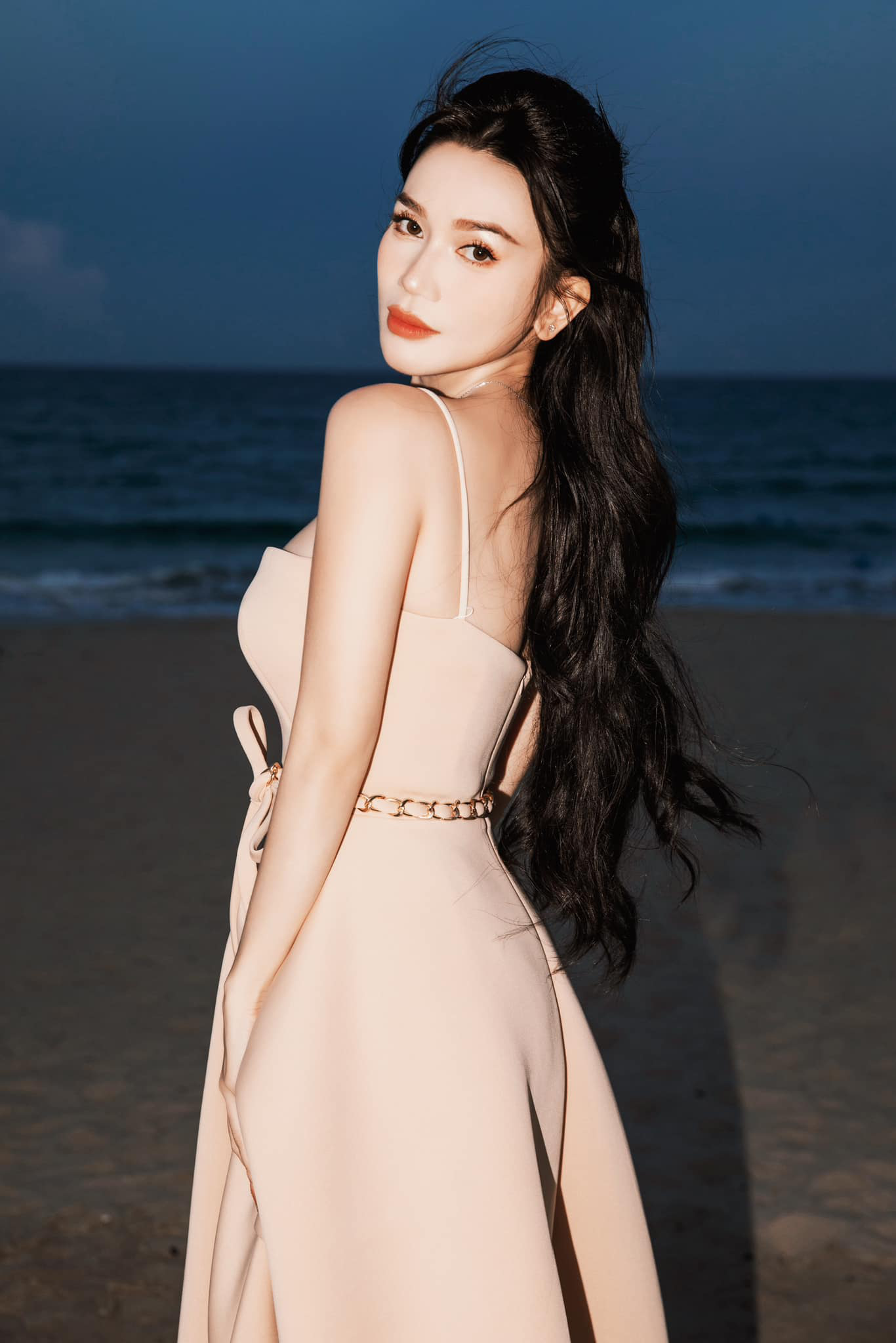 Học sao Việt cách chọn đồ local brand rẻ đẹp đi dự đám cưới- Ảnh 7. Học sao Việt cách chọn đồ local brand rẻ đẹp đi dự đám cưới- Ảnh 7.