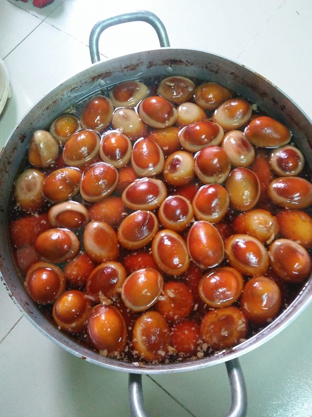 Nhanh nhảu giúp mẹ người yêu bóc trứng để làm món thịt kho trứng, cô gái "nghẹn lời" vì kết quả của chính mình- Ảnh 1. Nhanh nhảu giúp mẹ người yêu bóc trứng để làm món thịt kho trứng, cô gái "nghẹn lời" vì kết quả của chính mình- Ảnh 1.