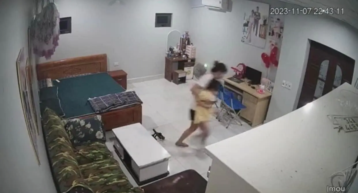 Đi nhậu xem camera thấy con gái vừa vái lạy vừa khóc nức nở, bố sốt ruột chạy về và cái kết "cảm lạnh"- Ảnh 3. Đi nhậu xem camera thấy con gái vừa vái lạy vừa khóc nức nở, bố sốt ruột chạy về và cái kết "cảm lạnh"- Ảnh 3.