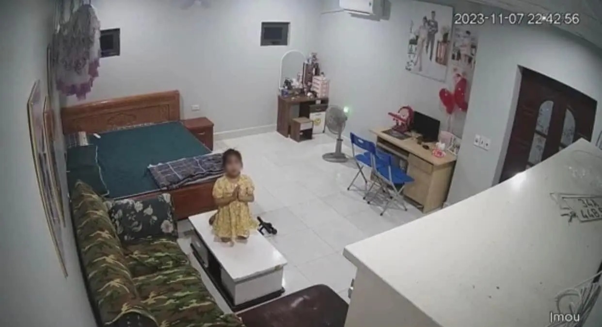 Đi nhậu xem camera thấy con gái vừa vái lạy vừa khóc nức nở, bố sốt ruột chạy về và cái kết "cảm lạnh"- Ảnh 1. Đi nhậu xem camera thấy con gái vừa vái lạy vừa khóc nức nở, bố sốt ruột chạy về và cái kết "cảm lạnh"- Ảnh 1.