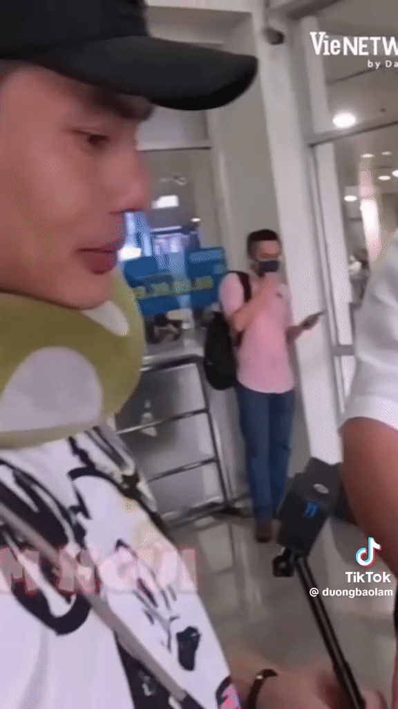 Bị nhầm là Noo Phước Thịnh - Sơn Tùng giữa sân bay, Lê Dương Bảo Lâm cười ngượng chốt hạ 1 câu ngỡ ngàng - Ảnh 1. Bị nhầm là Noo Phước Thịnh - Sơn Tùng giữa sân bay, Lê Dương Bảo Lâm cười ngượng chốt hạ 1 câu ngỡ ngàng - Ảnh 1.