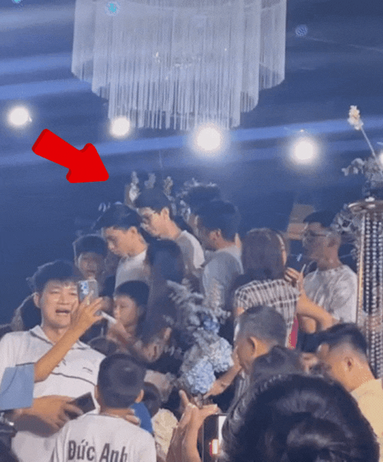 Đám cưới bỗng thành buổi họp fan của Đoàn Văn Hậu, Hải My nói 1 câu khi có người bảo gọi chồng vào ăn nốt- Ảnh 1.