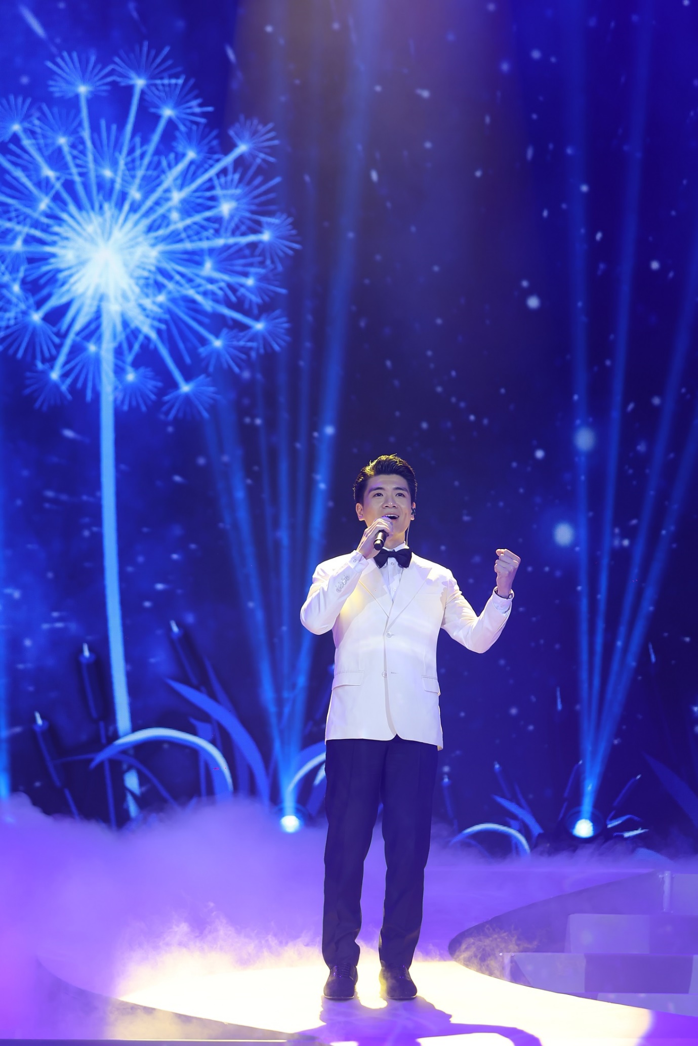 Chân dung vị Phó Chủ tịch vừa gây sốt mạng xã hội trên sân khấu kỷ niệm 30 năm thành lập SHB- Ảnh 1.