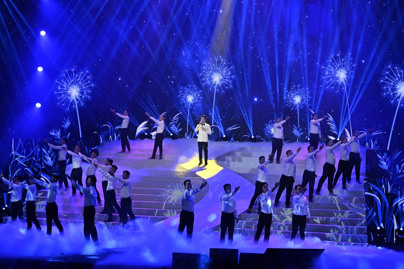 Chân dung vị Phó Chủ tịch vừa gây sốt mạng xã hội trên sân khấu kỷ niệm 30 năm thành lập SHB- Ảnh 2.