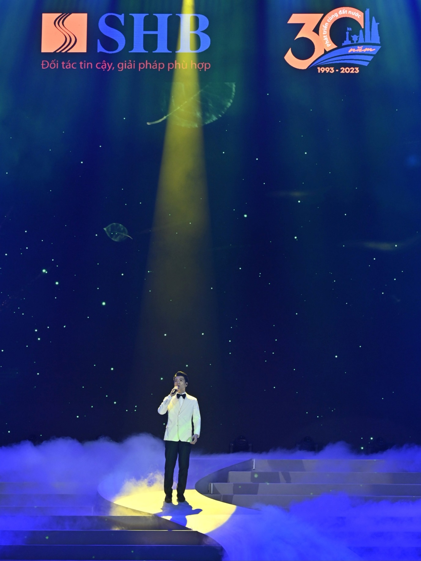 Chân dung vị Phó Chủ tịch vừa gây sốt mạng xã hội trên sân khấu kỷ niệm 30 năm thành lập SHB- Ảnh 3.