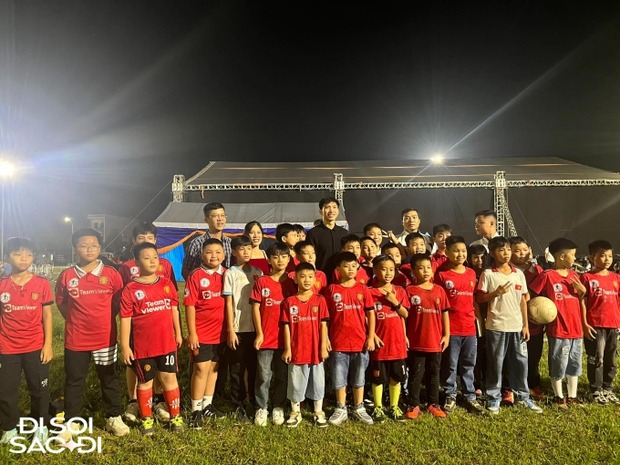 Đám cưới bỗng thành buổi họp fan của Đoàn Văn Hậu, Hải My nói 1 câu khi có người bảo gọi chồng vào ăn nốt- Ảnh 4.