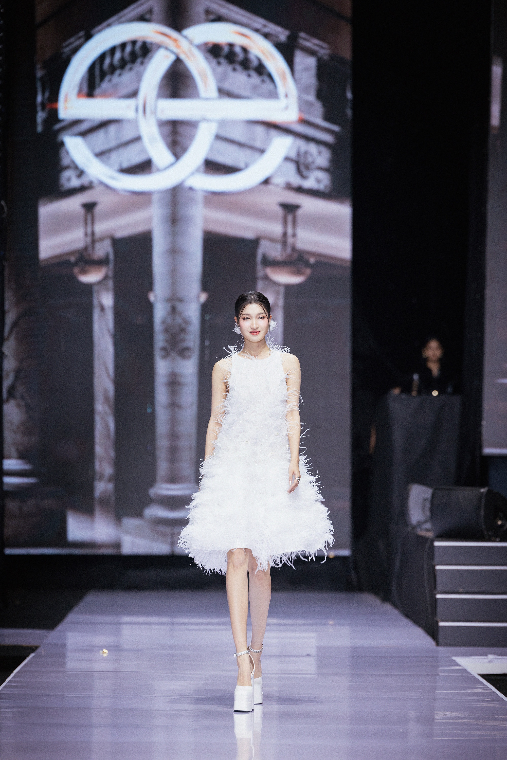 Mai Phương - Phương Nhi cùng sải bước trên sàn catwalk, trình độ liệu có “ngang tài ngang sức”?- Ảnh 4. Mai Phương - Phương Nhi cùng sải bước trên sàn catwalk, trình độ liệu có “ngang tài ngang sức”?- Ảnh 4.