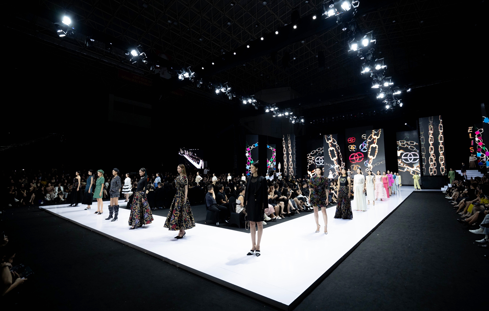 Vải tweed và màu vàng kim được lăng xê rầm rộ trong mùa Thu Đông 2023- Ảnh 19. Vải tweed và màu vàng kim được lăng xê rầm rộ trong mùa Thu Đông 2023- Ảnh 19.