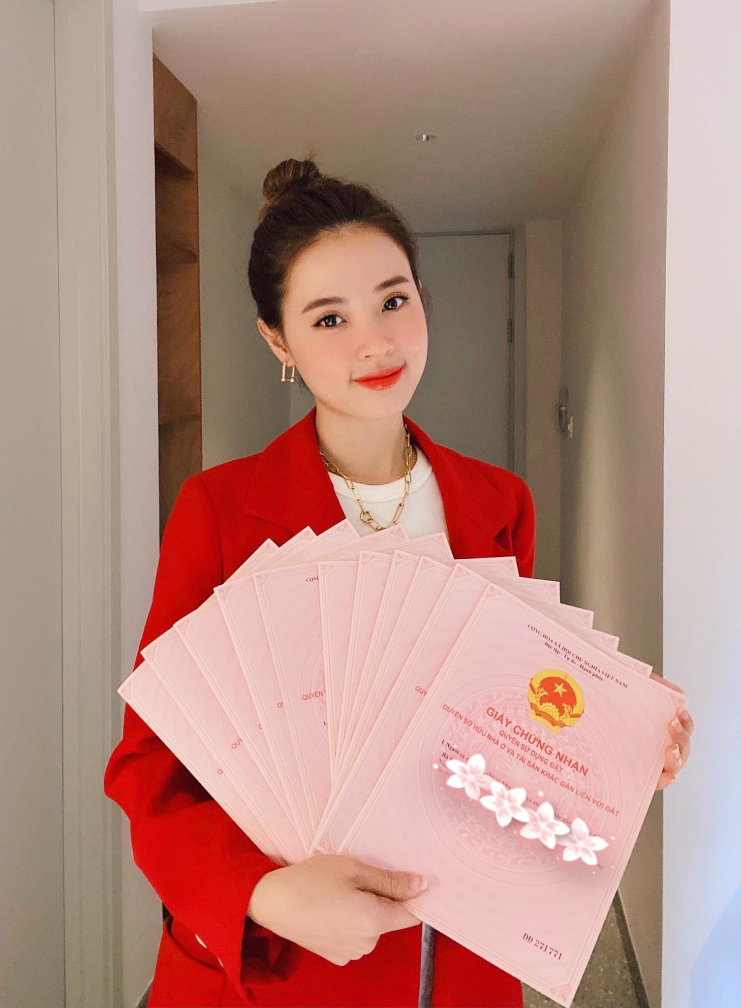 "Thần tiên tỷ tỷ" Vbiz lận đận tình duyên nhưng là "trùm" bất động sản, tặng em trai quà cưới sương sương 2 sổ đỏ- Ảnh 4. "Thần tiên tỷ tỷ" Vbiz lận đận tình duyên nhưng là "trùm" bất động sản, tặng em trai quà cưới sương sương 2 sổ đỏ- Ảnh 4.