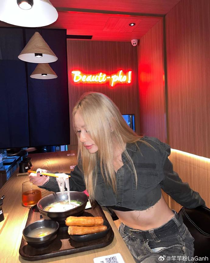 Giữa lúc vướng lùm xùm hát nhép, quán phở của Chi Pu tại Trung Quốc bây giờ thế nào?- Ảnh 6. Giữa lúc vướng lùm xùm hát nhép, quán phở của Chi Pu tại Trung Quốc bây giờ thế nào?- Ảnh 6.