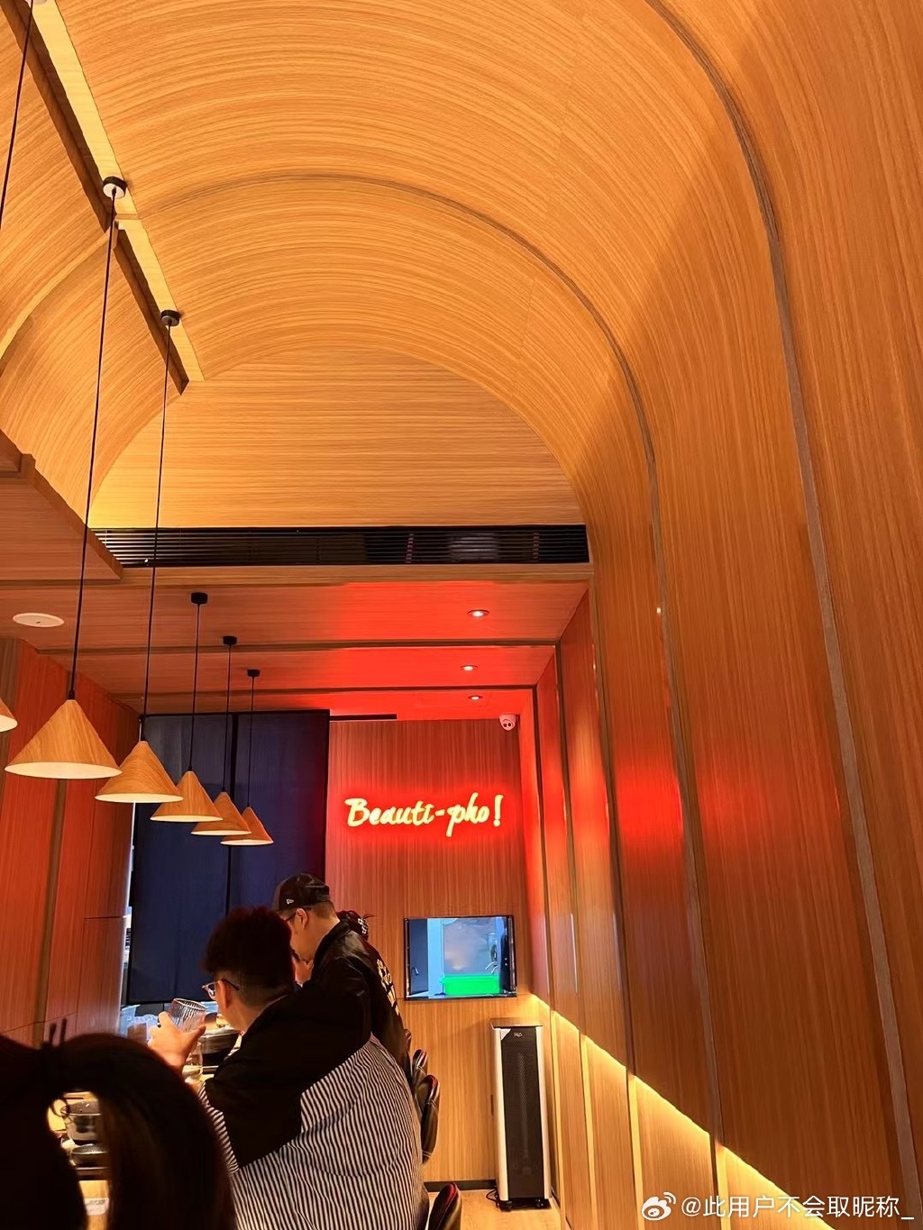 Giữa lúc vướng lùm xùm hát nhép, quán phở của Chi Pu tại Trung Quốc bây giờ thế nào?- Ảnh 4. Giữa lúc vướng lùm xùm hát nhép, quán phở của Chi Pu tại Trung Quốc bây giờ thế nào?- Ảnh 4.