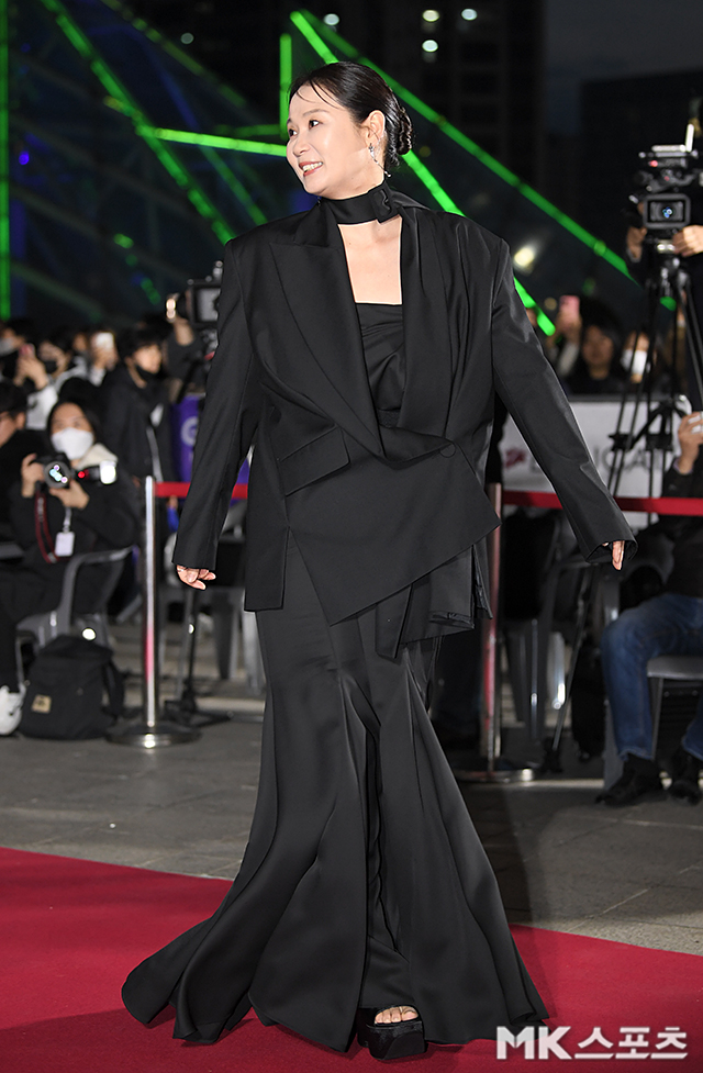 Thảm đỏ "Oscar Hàn Quốc" 2023: Han Hyo Joo khoe lưng trần so kè "ác nữ", nam thần Kang Nam Soon lấn át đồng nghiệp- Ảnh 9.