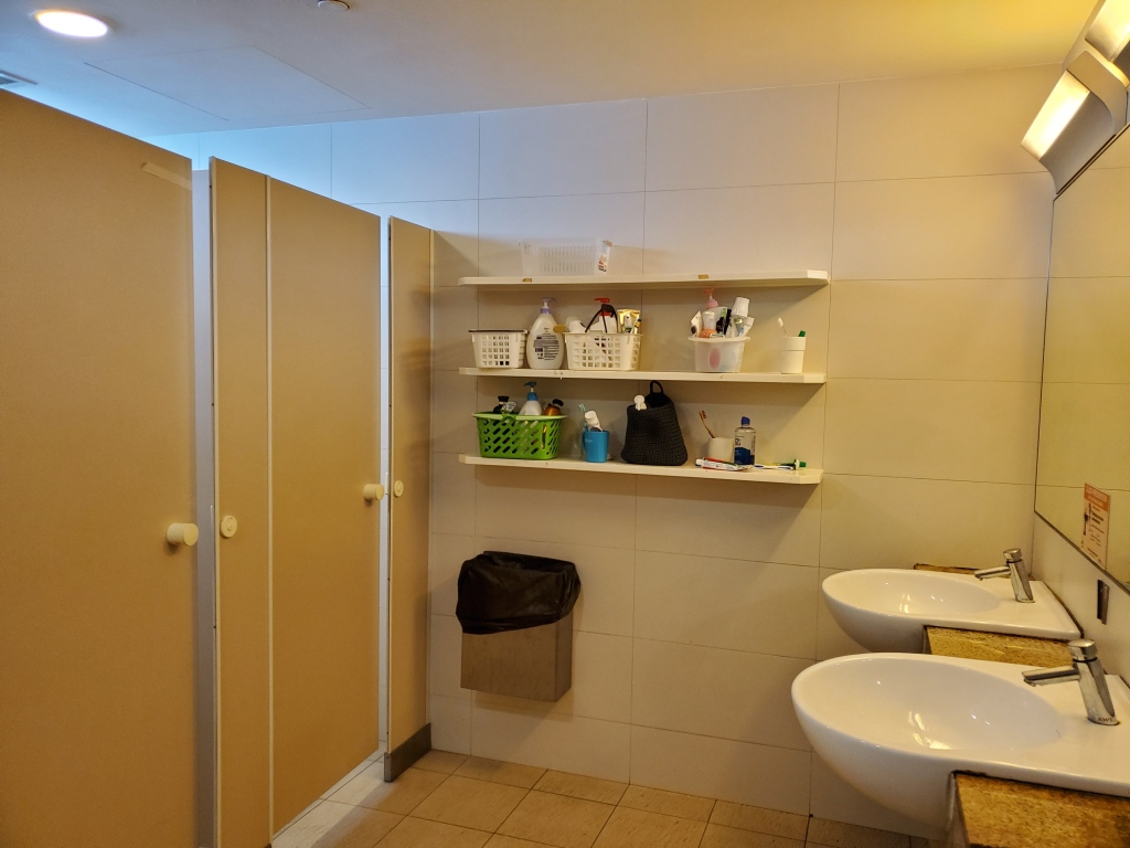 Nhà vệ sinh bị khóa, nữ sinh gọi mãi không được liền tìm người mở cửa, phát hiện hành vi biến thái- Ảnh 1. Nhà vệ sinh bị khóa, nữ sinh gọi mãi không được liền tìm người mở cửa, phát hiện hành vi biến thái- Ảnh 1.