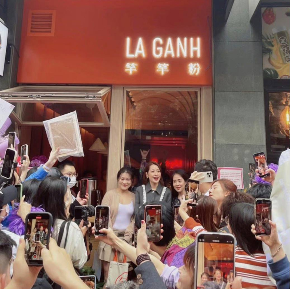 Giữa lúc vướng lùm xùm hát nhép, quán phở của Chi Pu tại Trung Quốc bây giờ thế nào?- Ảnh 1. Giữa lúc vướng lùm xùm hát nhép, quán phở của Chi Pu tại Trung Quốc bây giờ thế nào?- Ảnh 1.