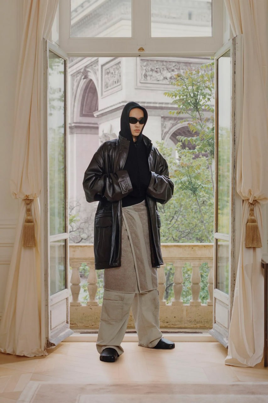Balenciaga bị “cà khịa" vì bán váy khăn tắm giá hơn 22 triệu nhưng đây không phải lần đầu hãng "ngang ngược" đến vậy- Ảnh 1.