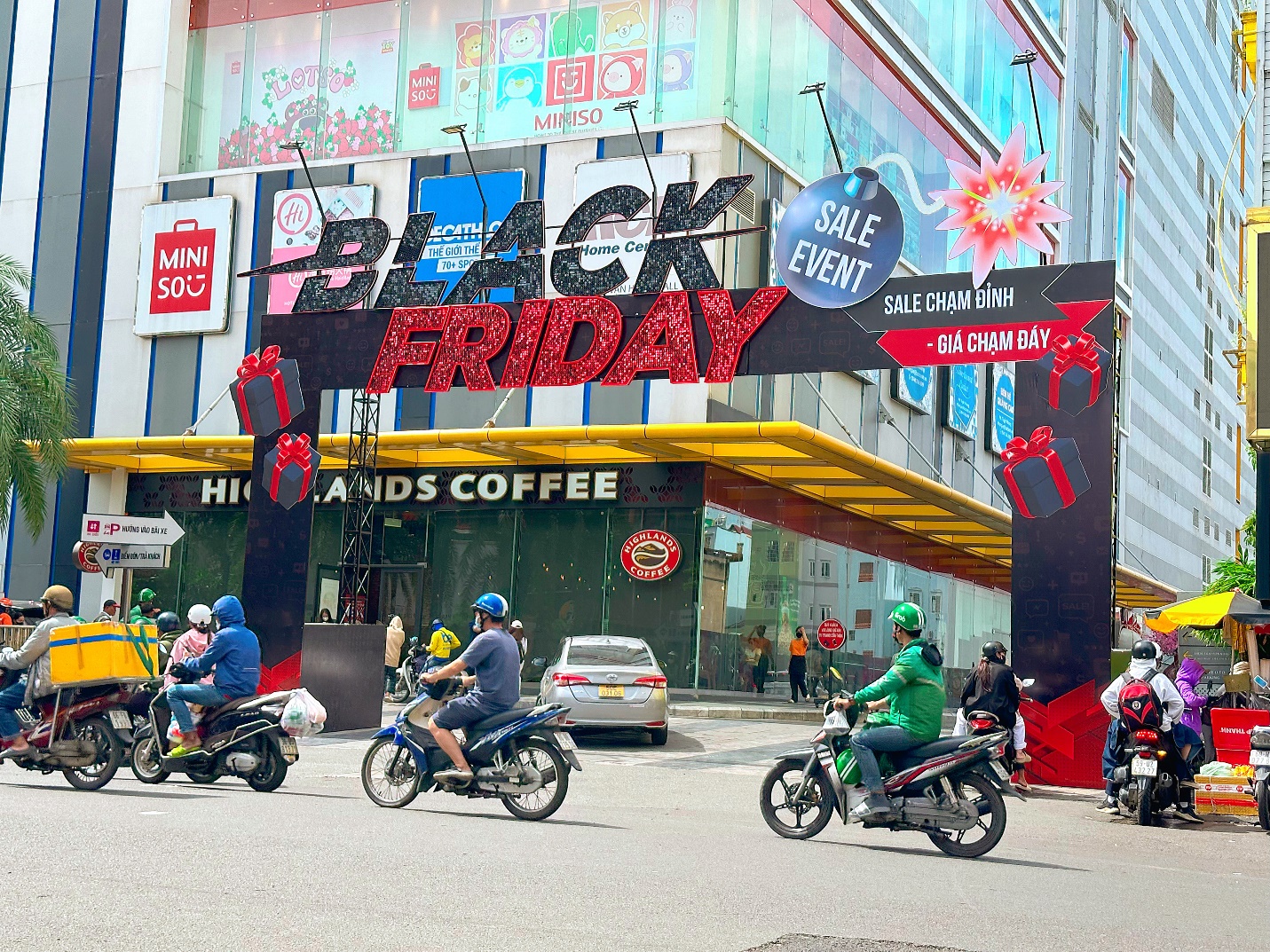 Sự kiện sale Black Friday Vạn Hạnh Mall - Hàng loạt thương hiệu giảm giá khủng- Ảnh 1. Sự kiện sale Black Friday Vạn Hạnh Mall - Hàng loạt thương hiệu giảm giá khủng- Ảnh 1.