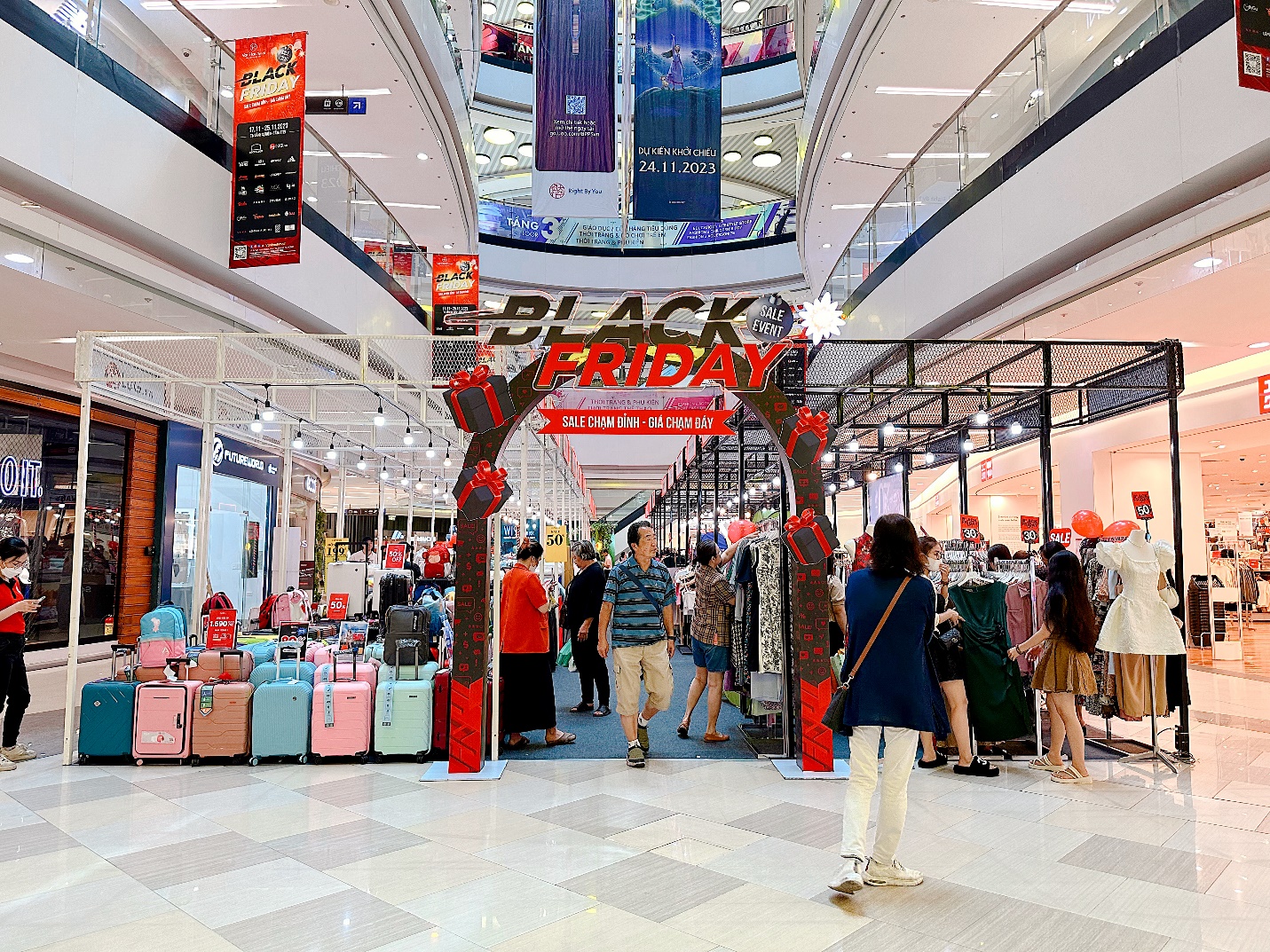 Sự kiện sale Black Friday Vạn Hạnh Mall - Hàng loạt thương hiệu giảm giá khủng- Ảnh 2. Sự kiện sale Black Friday Vạn Hạnh Mall - Hàng loạt thương hiệu giảm giá khủng- Ảnh 2.