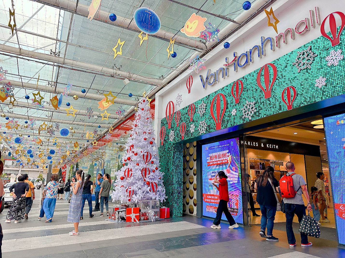 Sự kiện sale Black Friday Vạn Hạnh Mall - Hàng loạt thương hiệu giảm giá khủng- Ảnh 3. Sự kiện sale Black Friday Vạn Hạnh Mall - Hàng loạt thương hiệu giảm giá khủng- Ảnh 3.