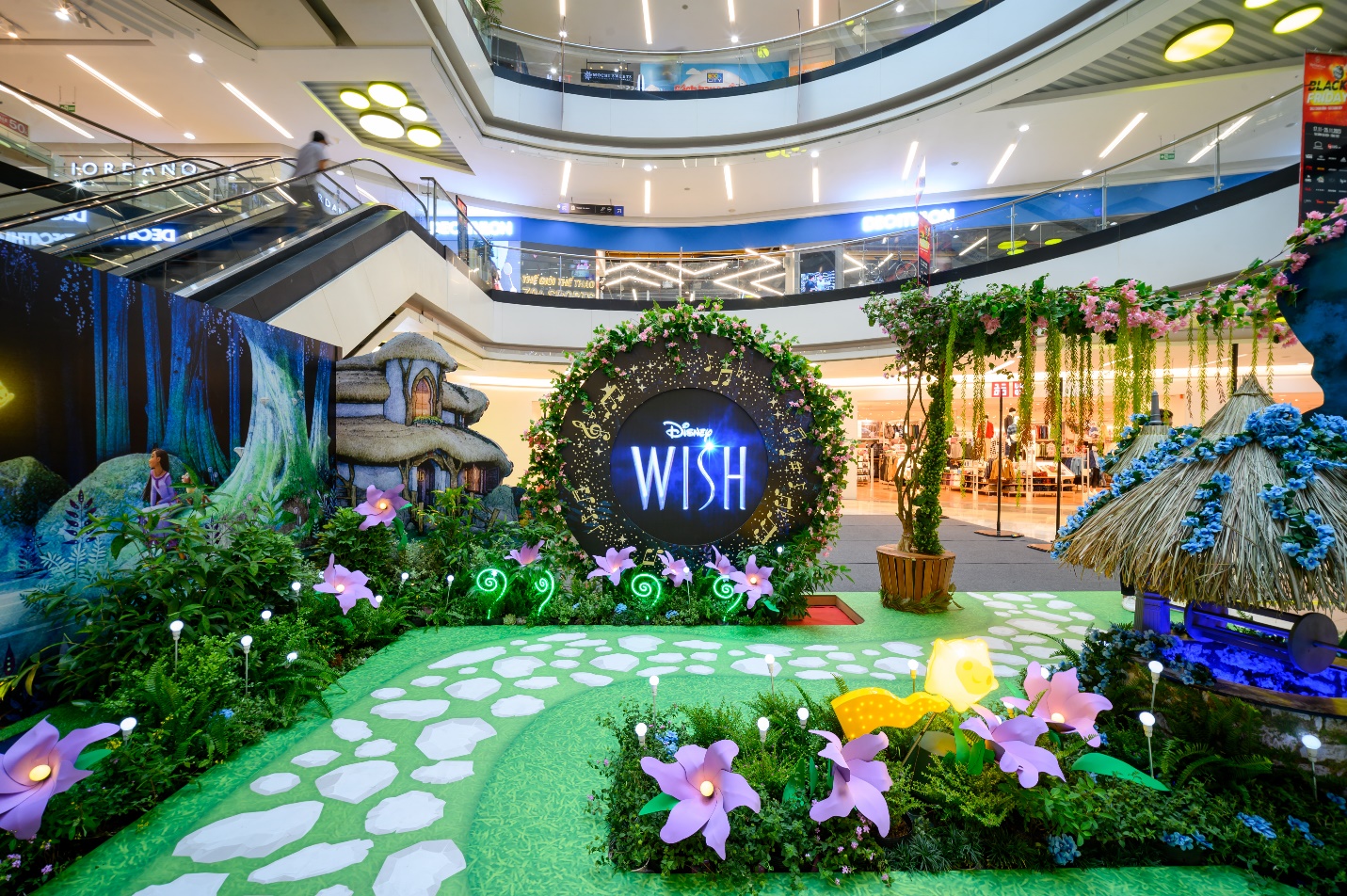 Sự kiện sale Black Friday Vạn Hạnh Mall - Hàng loạt thương hiệu giảm giá khủng- Ảnh 4. Sự kiện sale Black Friday Vạn Hạnh Mall - Hàng loạt thương hiệu giảm giá khủng- Ảnh 4.