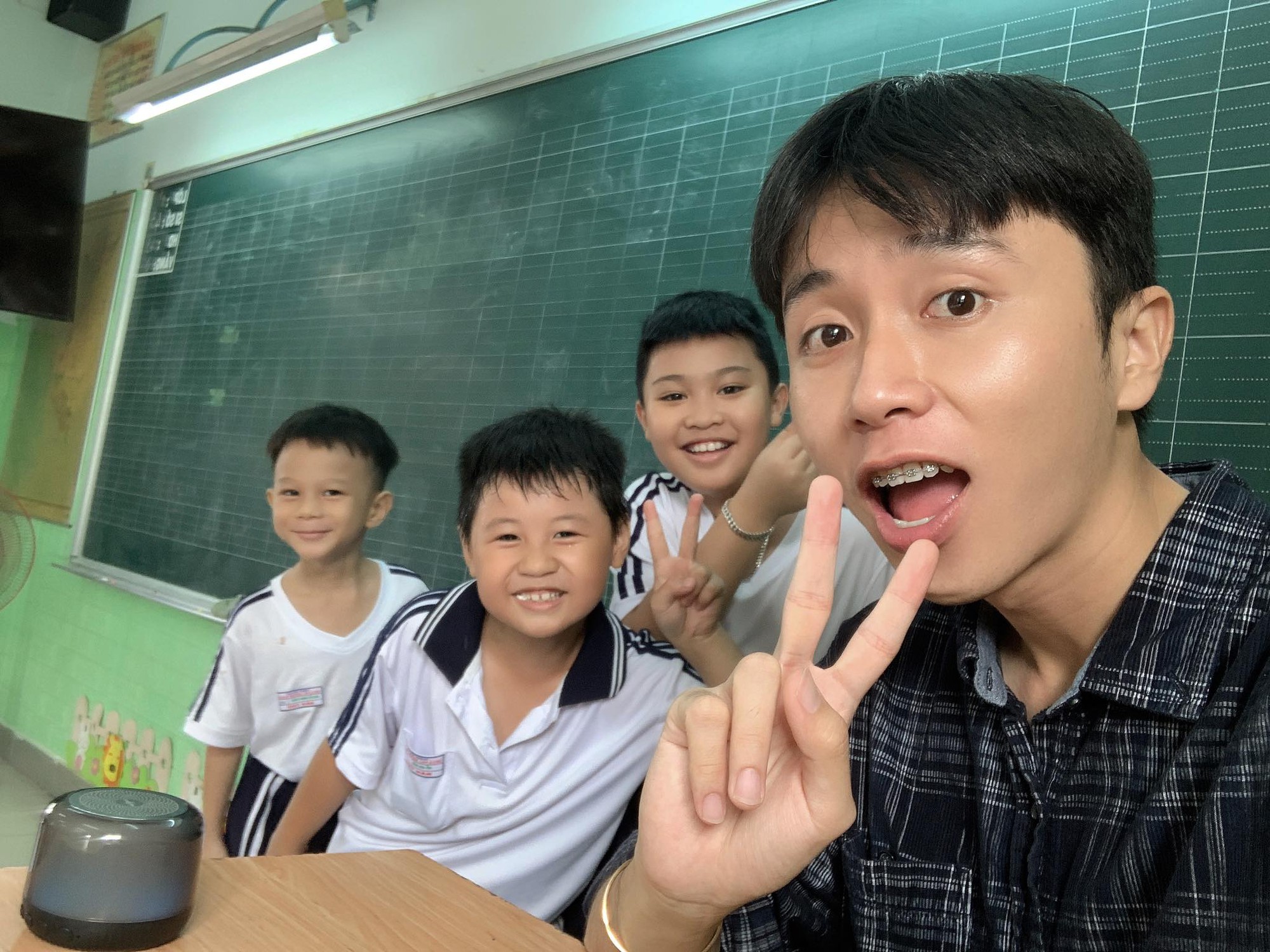 Thầy giáo chuyên "bóc phốt" học sinh trên TikTok: "Vừa bước vào trường, tụi nhỏ đã bám lấy đòi quay video"- Ảnh 5.