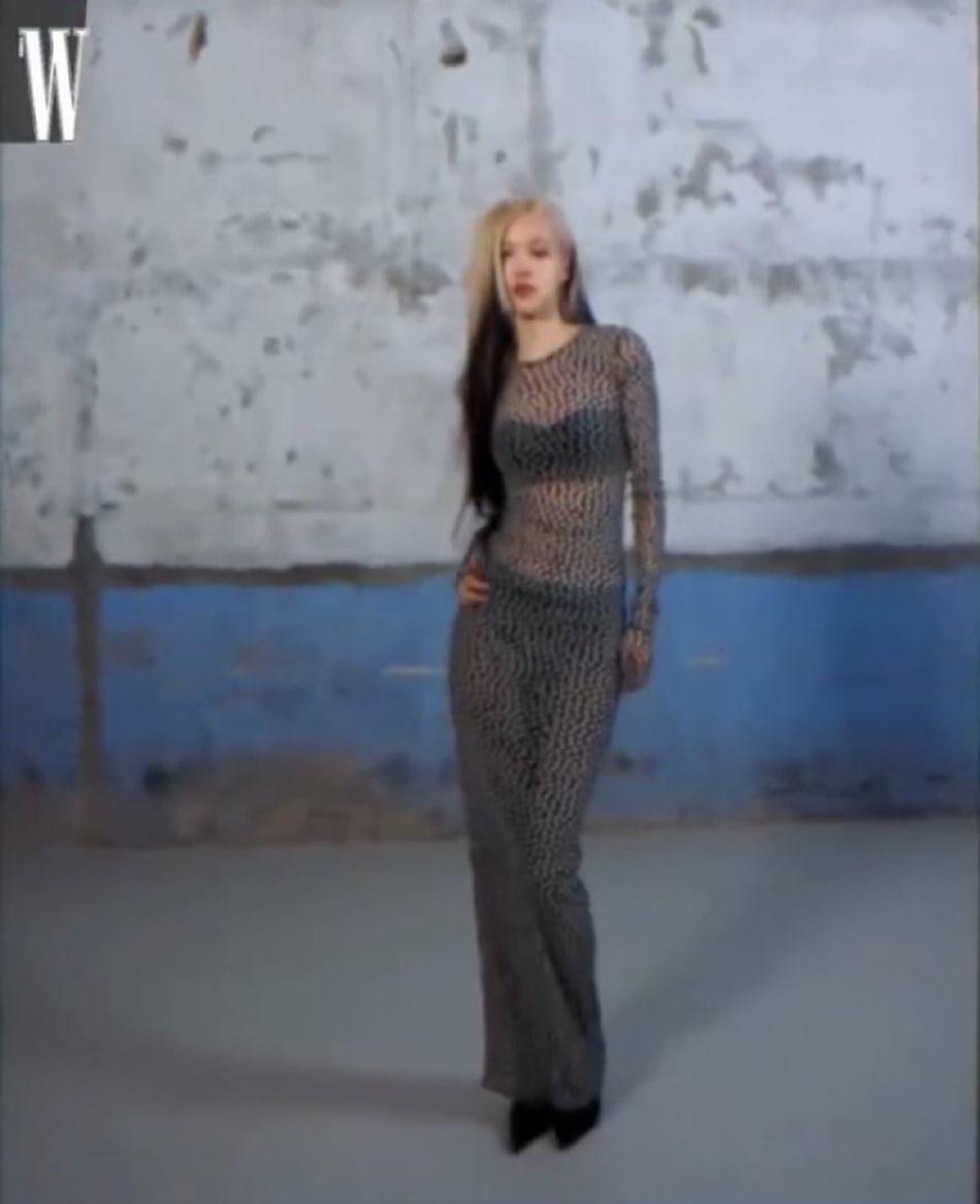 Rosé càng ngày càng bạo, khoe body “size 0” trong chiếc đầm xuyên thấu “đốt mắt" người nhìn- Ảnh 5.