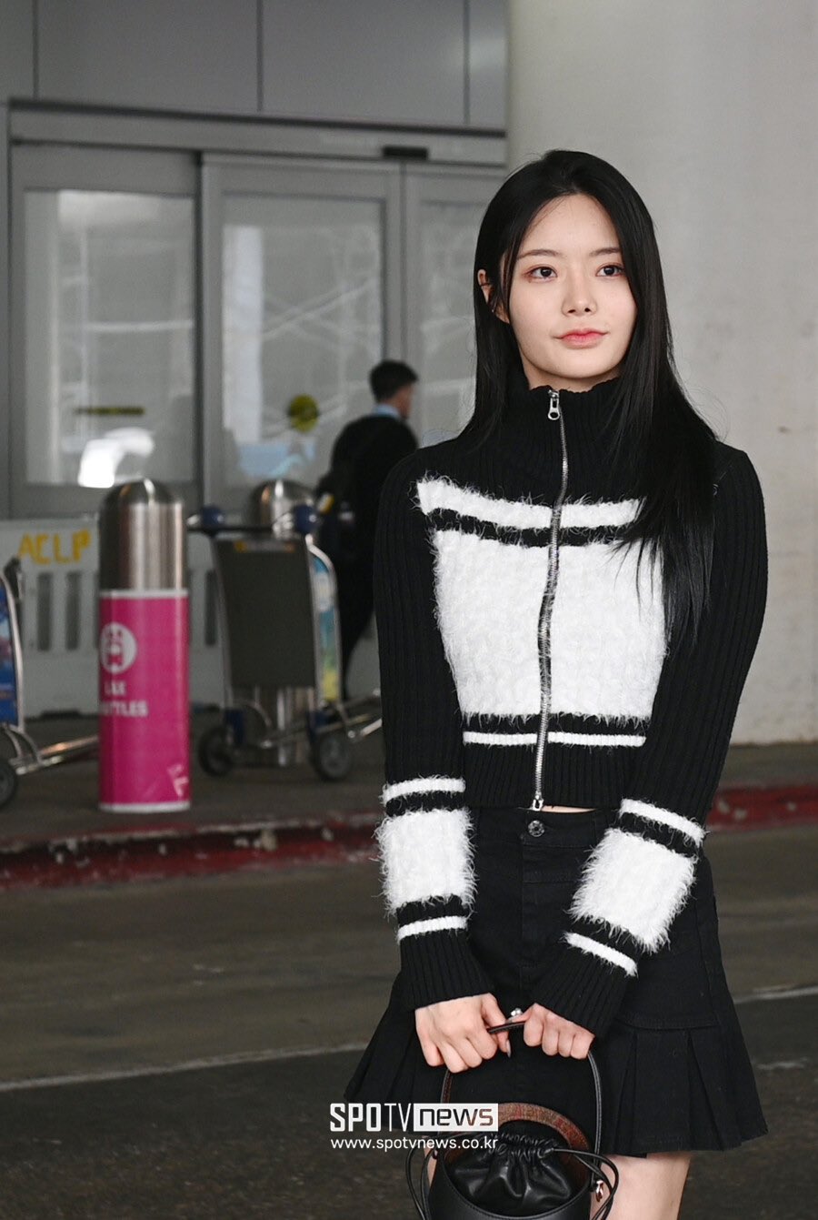 Thành viên còn lại của FIFTY FIFTY tại BBMAs 2023: Diện váy Valentino 113 triệu, bùng nổ visual nhờ 1 thay đổi- Ảnh 8.