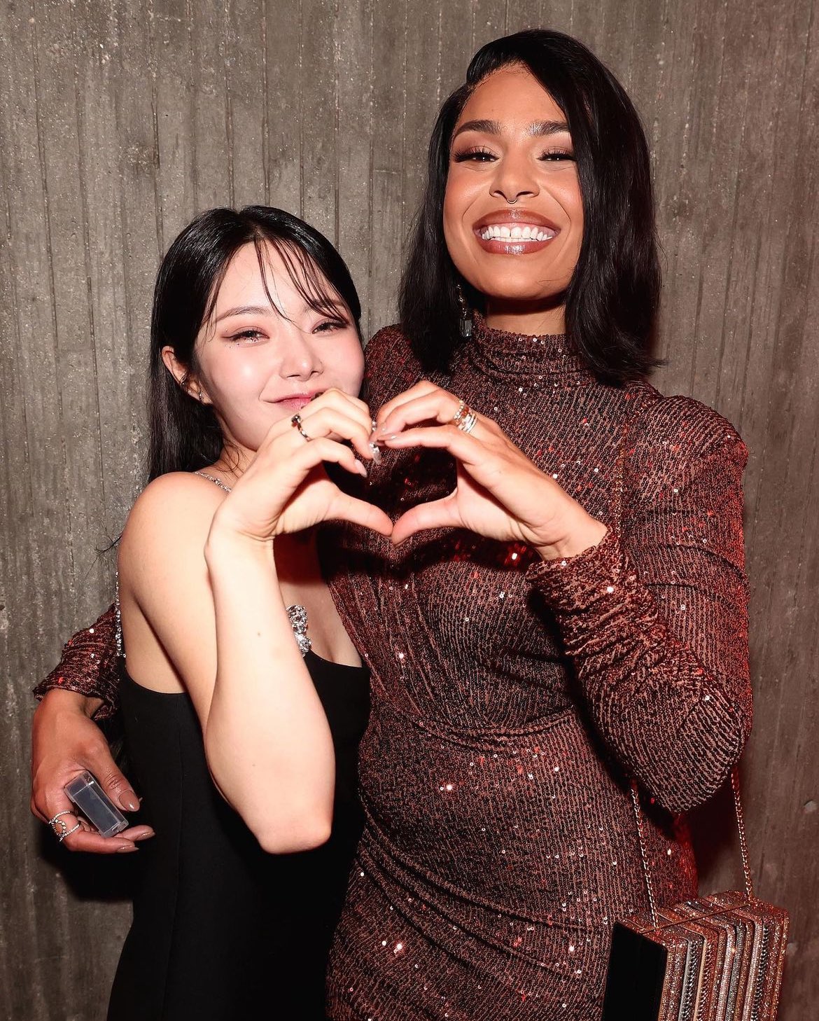 Thành viên còn lại của FIFTY FIFTY tại BBMAs 2023: Diện váy Valentino 113 triệu, bùng nổ visual nhờ 1 thay đổi- Ảnh 2.