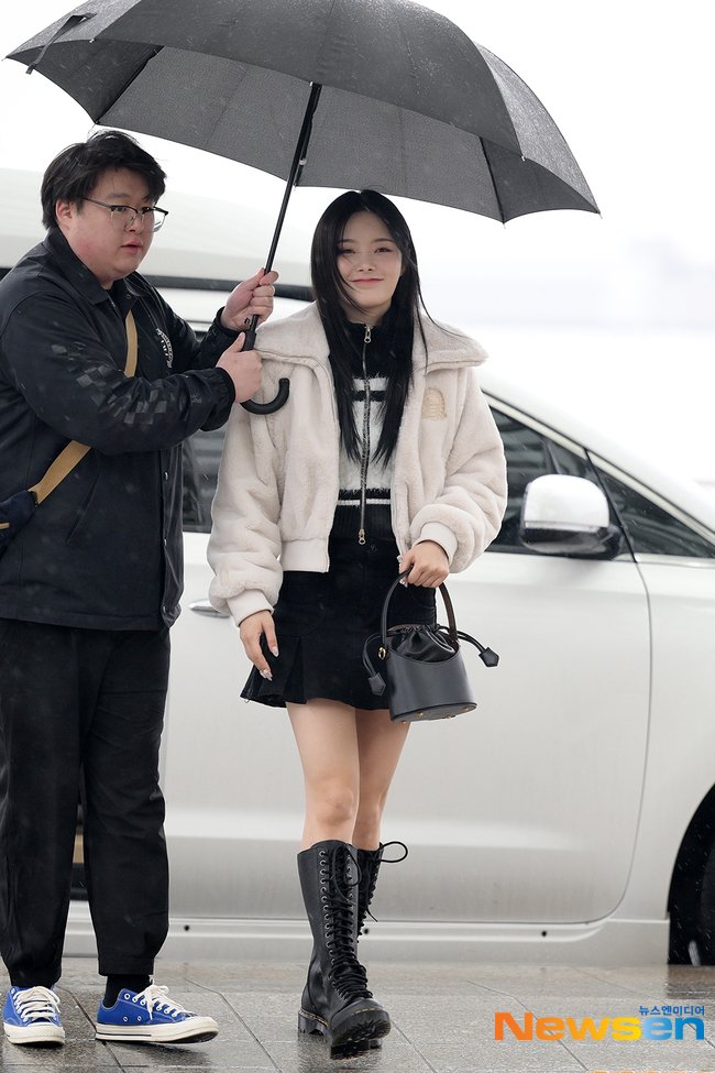 Thành viên còn lại của FIFTY FIFTY tại BBMAs 2023: Diện váy Valentino 113 triệu, bùng nổ visual nhờ 1 thay đổi- Ảnh 7.
