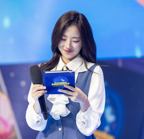 Faker lại "gieo sầu" cho gái xinh, cận cảnh nhan sắc của nữ MC bị "phũ"- Ảnh 7.