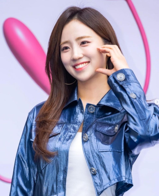 Faker lại "gieo sầu" cho gái xinh, cận cảnh nhan sắc của nữ MC bị "phũ"- Ảnh 8.