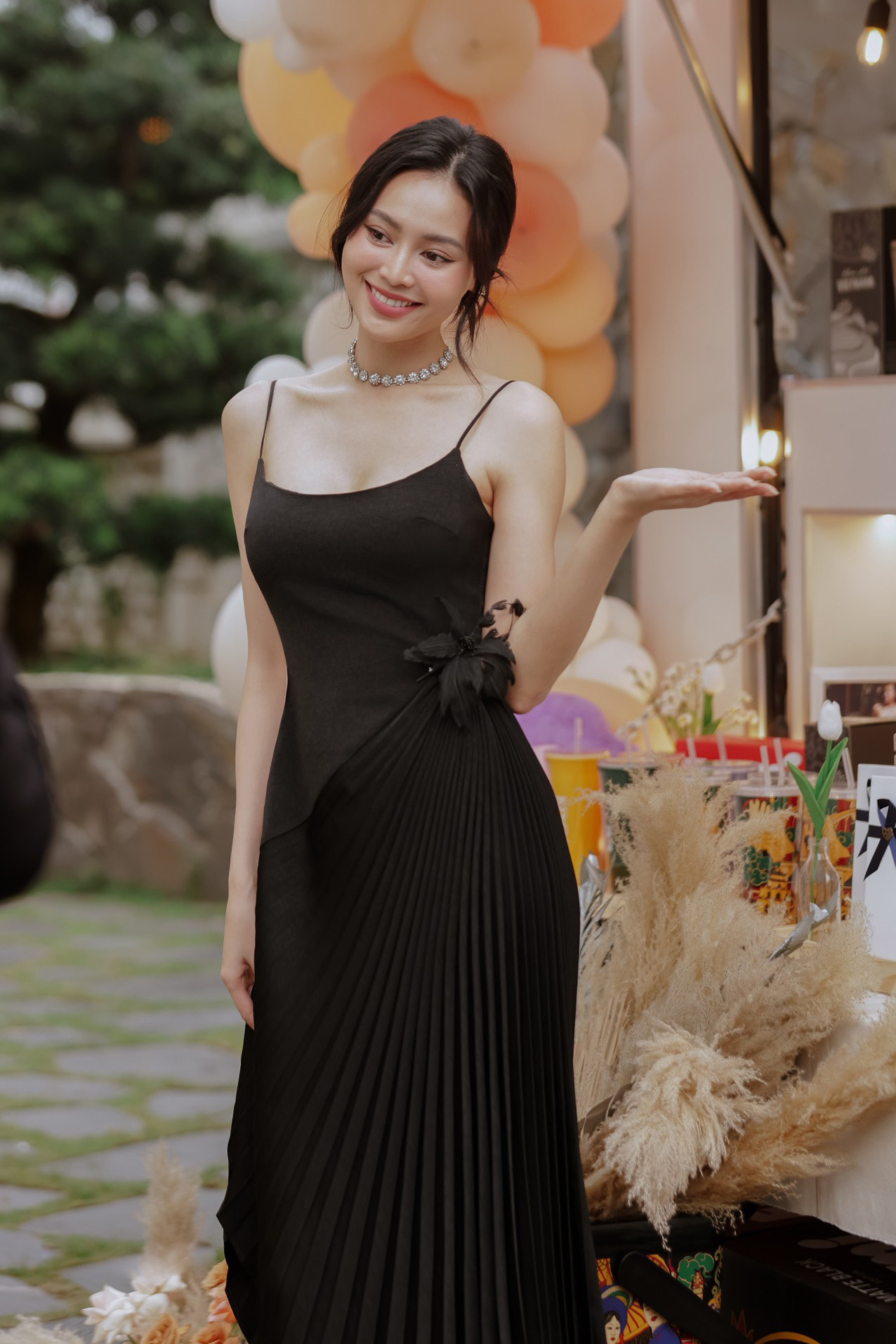 Ninh Dương Lan Ngọc lên đồ đi ăn cưới: Mặc đúng dresscode, xinh đẹp nhưng không bao giờ lấn lướt cô dâu- Ảnh 4.