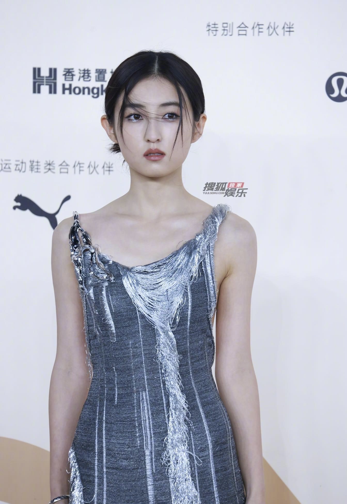 Địch Lệ Nhiệt Ba gây choáng với body siêu thực nhưng lại bị 1 mỹ nhân chiếm spotlight tại event Vogue- Ảnh 21.