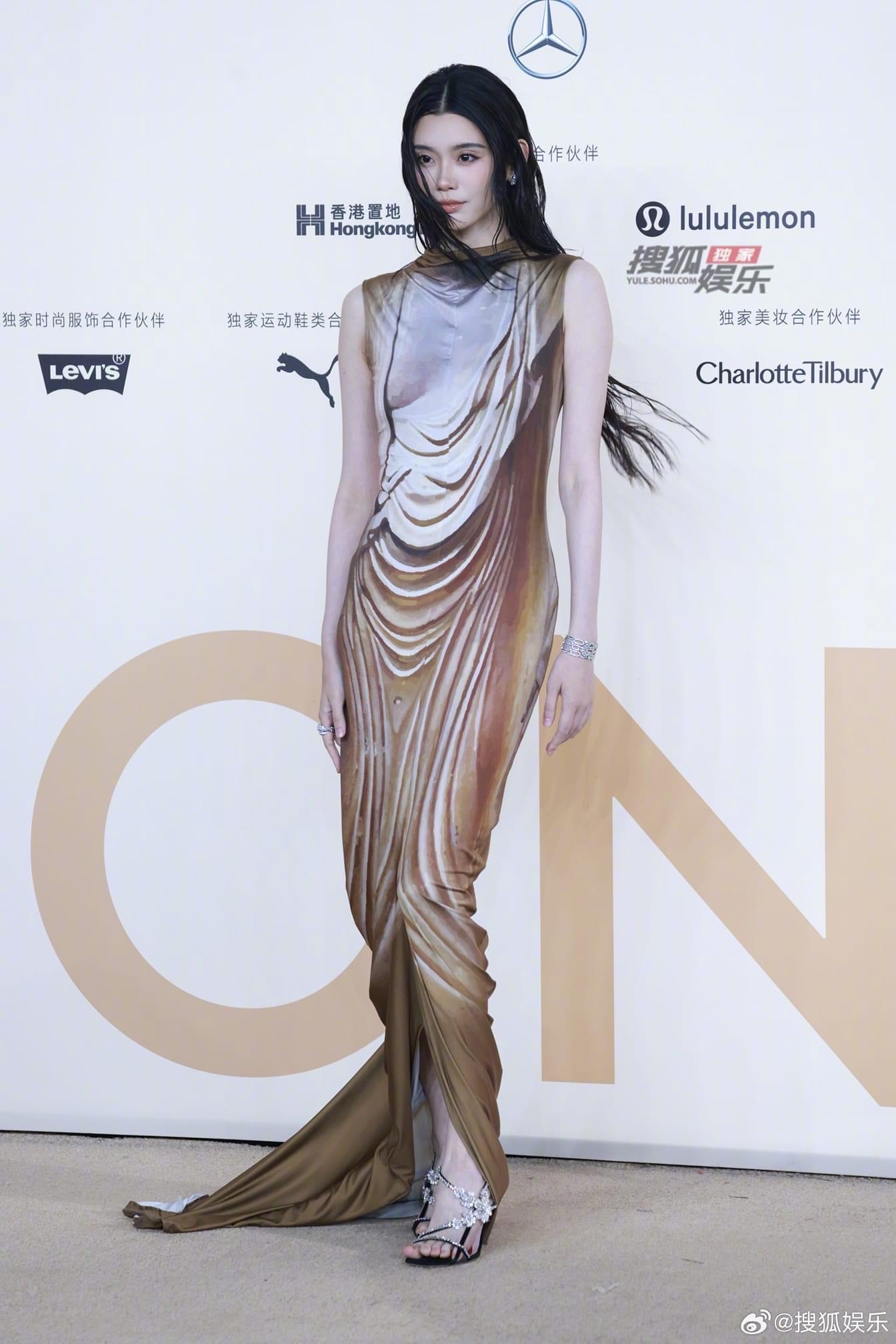 Địch Lệ Nhiệt Ba gây choáng với body siêu thực nhưng lại bị 1 mỹ nhân chiếm spotlight tại event Vogue- Ảnh 19.