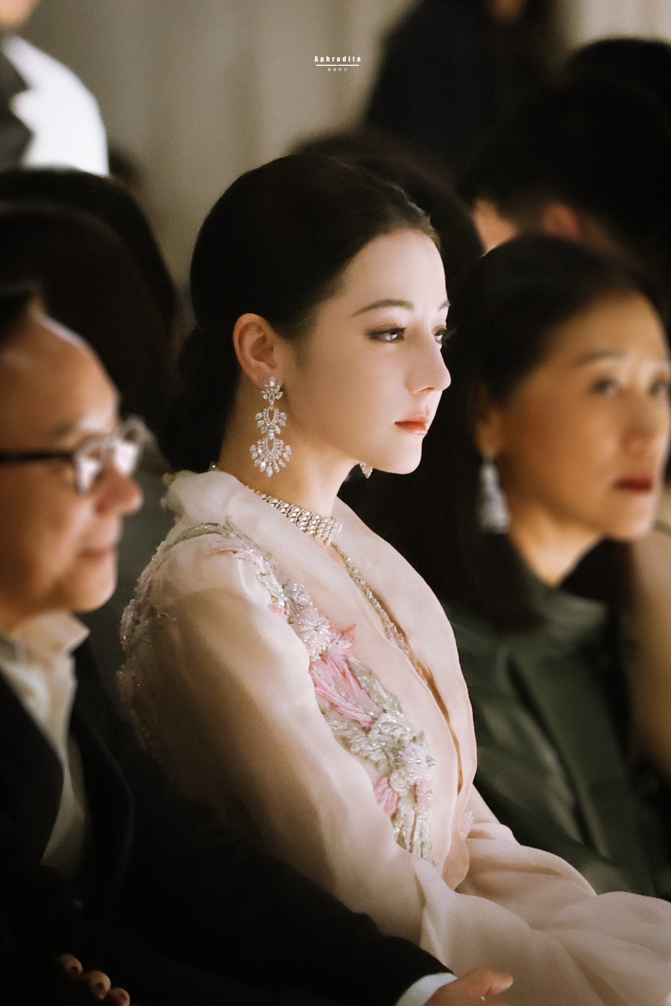Địch Lệ Nhiệt Ba gây choáng với body siêu thực nhưng lại bị 1 mỹ nhân chiếm spotlight tại event Vogue- Ảnh 6.