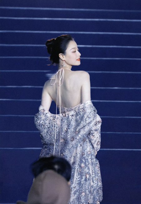Địch Lệ Nhiệt Ba gây choáng với body siêu thực nhưng lại bị 1 mỹ nhân chiếm spotlight tại event Vogue- Ảnh 12.