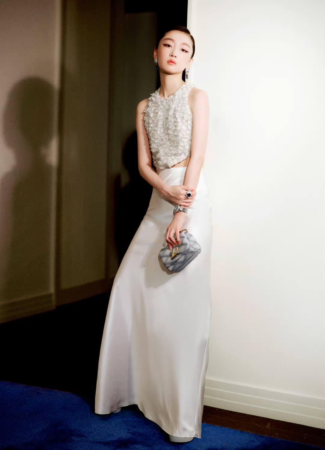 Địch Lệ Nhiệt Ba gây choáng với body siêu thực nhưng lại bị 1 mỹ nhân chiếm spotlight tại event Vogue- Ảnh 13.