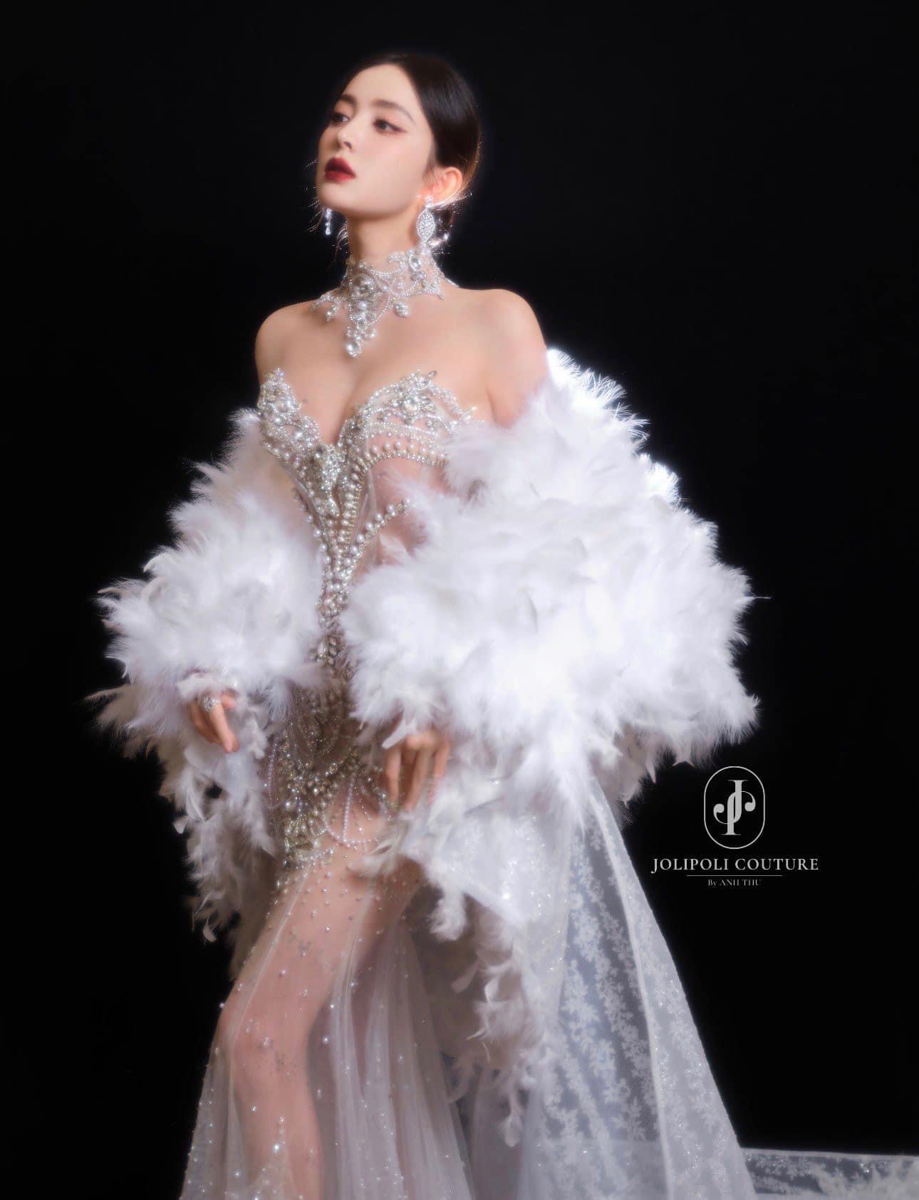 Địch Lệ Nhiệt Ba gây choáng với body siêu thực nhưng lại bị 1 mỹ nhân chiếm spotlight tại event Vogue- Ảnh 10.