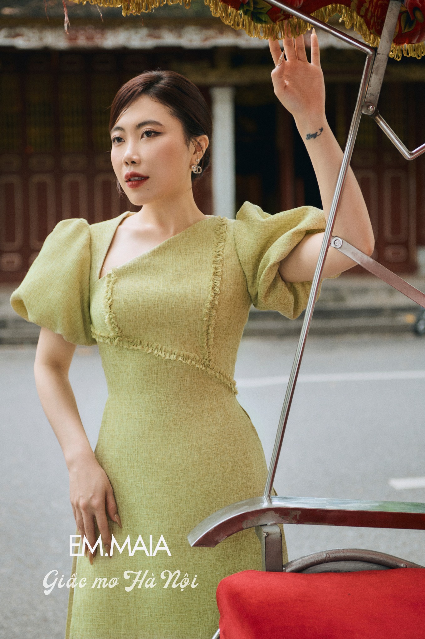 Xu hướng áo dài cách tân Tết 2024 tập trung vào một chi tiết cách điệu- Ảnh 17.