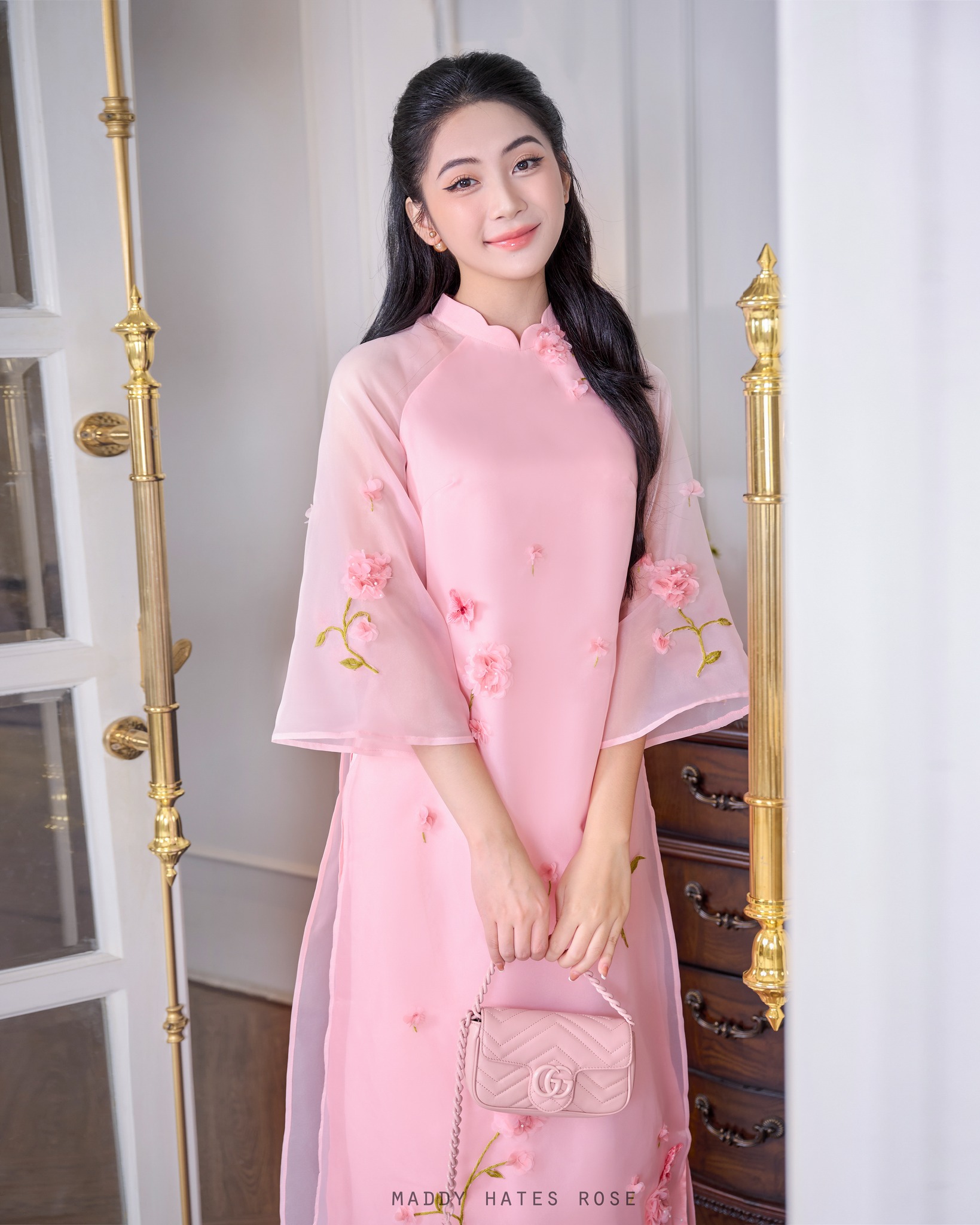 Xu hướng áo dài cách tân Tết 2024 tập trung vào một chi tiết cách điệu- Ảnh 8.
