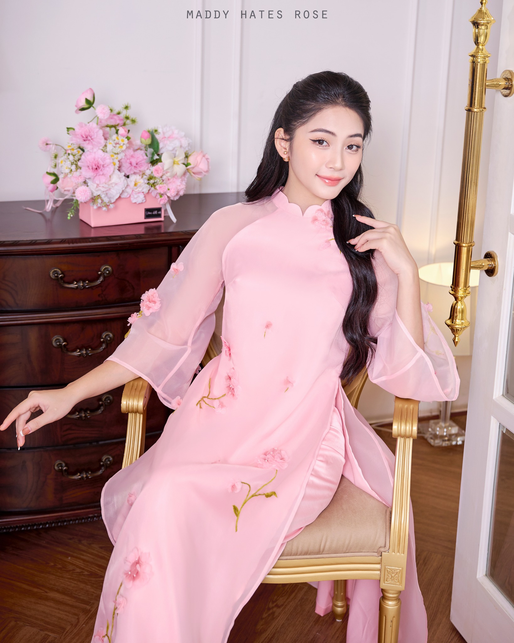 Xu hướng áo dài cách tân Tết 2024 tập trung vào một chi tiết cách điệu- Ảnh 7.